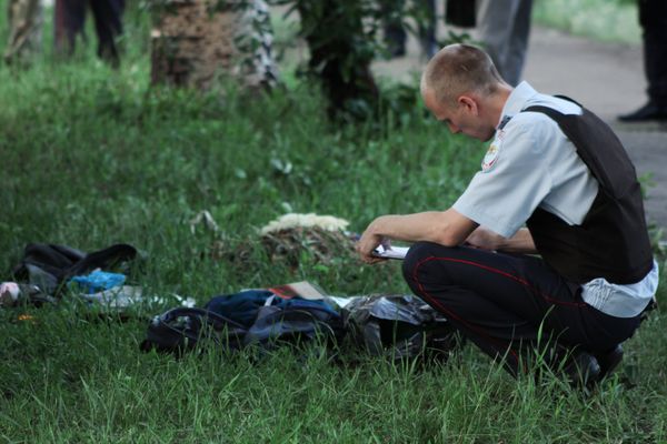 Сотрудник правоохранительных органов на месте взрыва рейсового автобуса в городе Дебальцево Донецкой области. 22 мая 2018