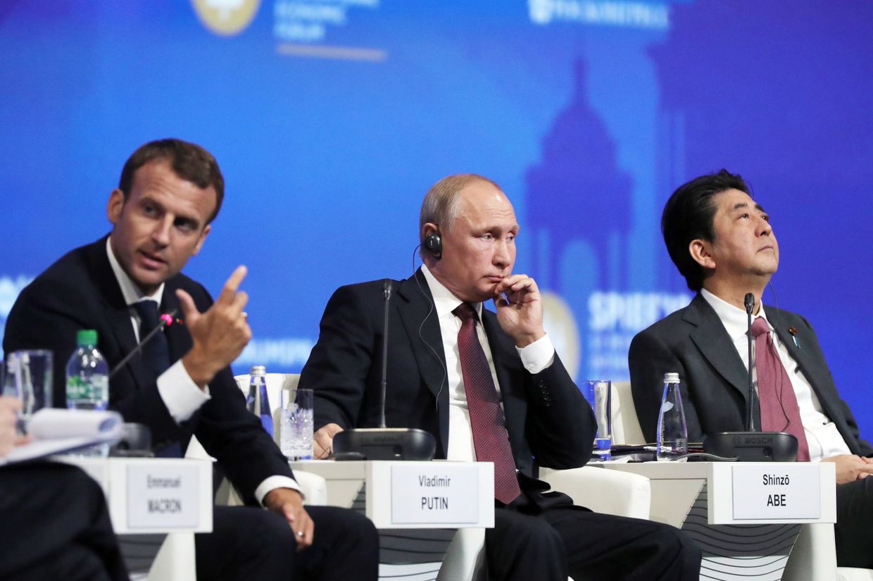 Президент РФ Владимир Путин, президент Франции Эммануэль Макрон и премьер-министр Японии Синдзо Абэ на Петербургском международном экономическом форуме. 25 мая 2018 Президент РФ Владимир Путин, президент Франции Эммануэль Макрон и премьер-министр Японии Синдзо Абэ на Петербургском международном экономическом форуме. 25 мая 2018