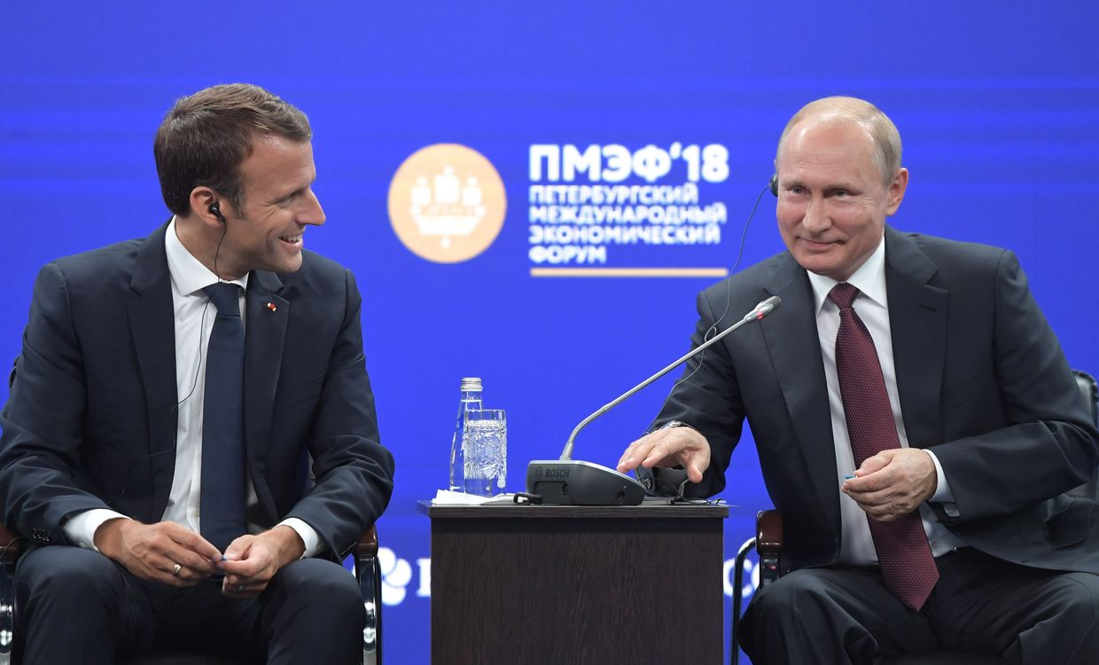 Президент РФ Владимир Путин и президент Франции Эммануэль Макрон на Петербургском международном экономическом форуме. 25 мая 2018