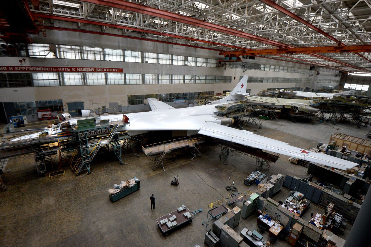 Стратегические бомбардировщики ТУ-160 в цехе Казанского авиазавода