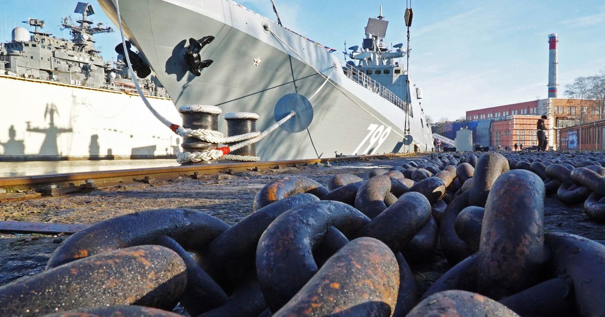 Торжественная церемония подъема военно-морского флага на сторожевом корабле Адмирал Макаров в Калининграде