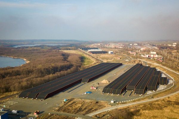 Трубы для строительства газопровода Северный поток - 2 недалеко от порта Мукран, Германия Трубы для строительства газопровода Северный поток - 2 недалеко от порта Мукран, Германия