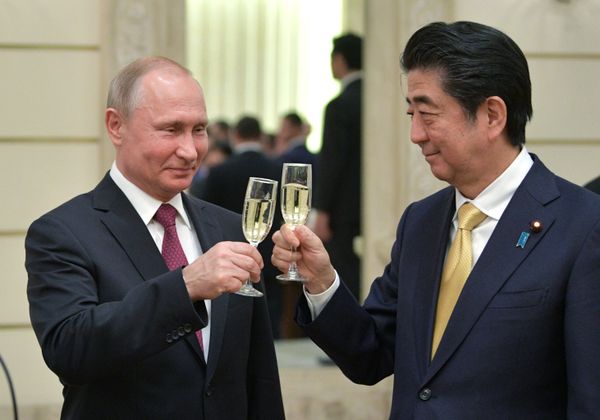 Президент РФ В. Путин и премьер-министр Японии С. Абэ на открытии Года Японии