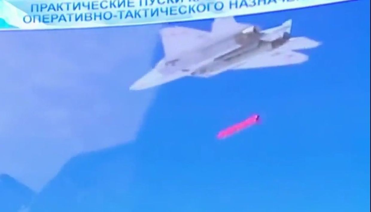 Мощно и точно: Су-57 проверил новую ракету