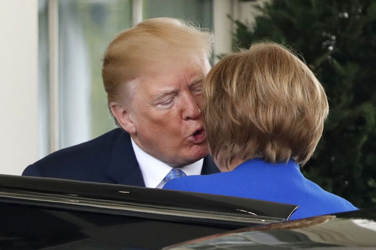 Президент Дональд Трамп приветствует канцлера Германии Ангелу Меркель в Белом доме в Вашингтоне