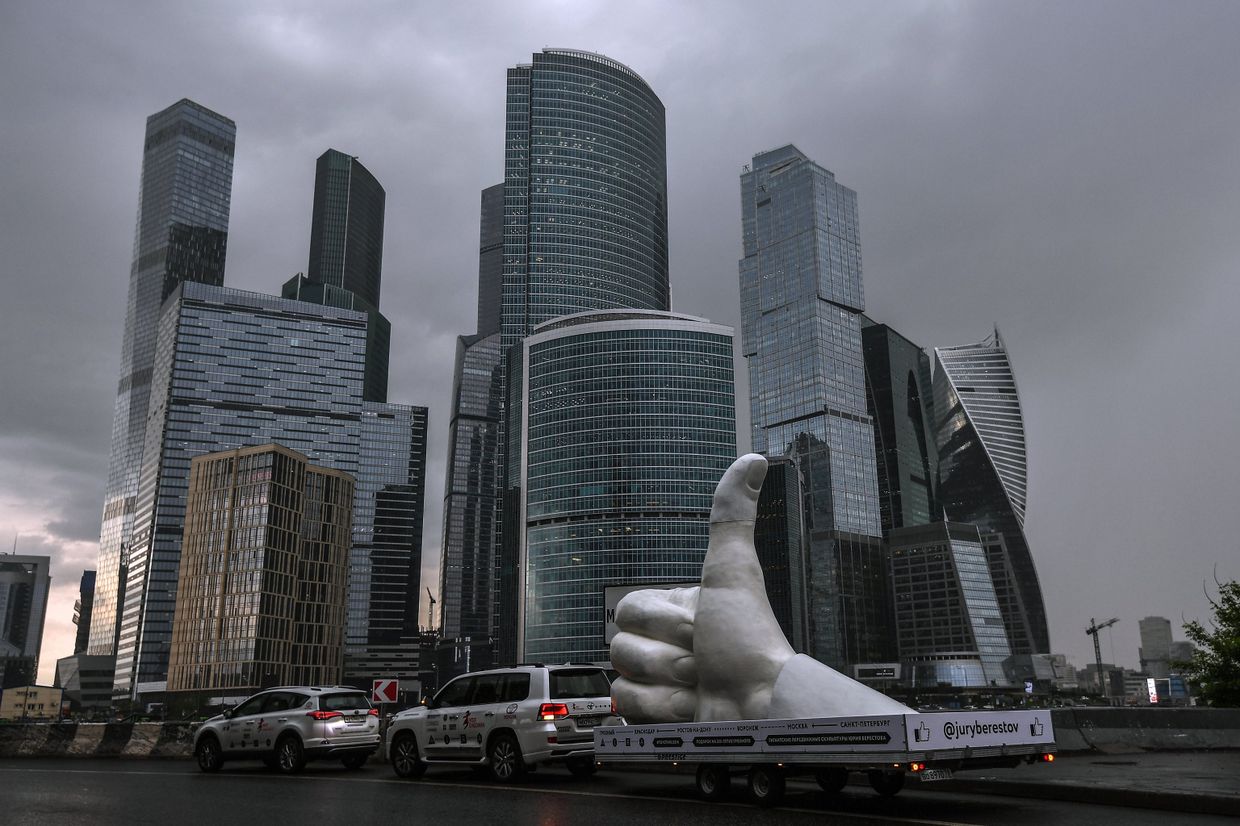 Арт-объект Лайк во время транзитного проезда через Москву