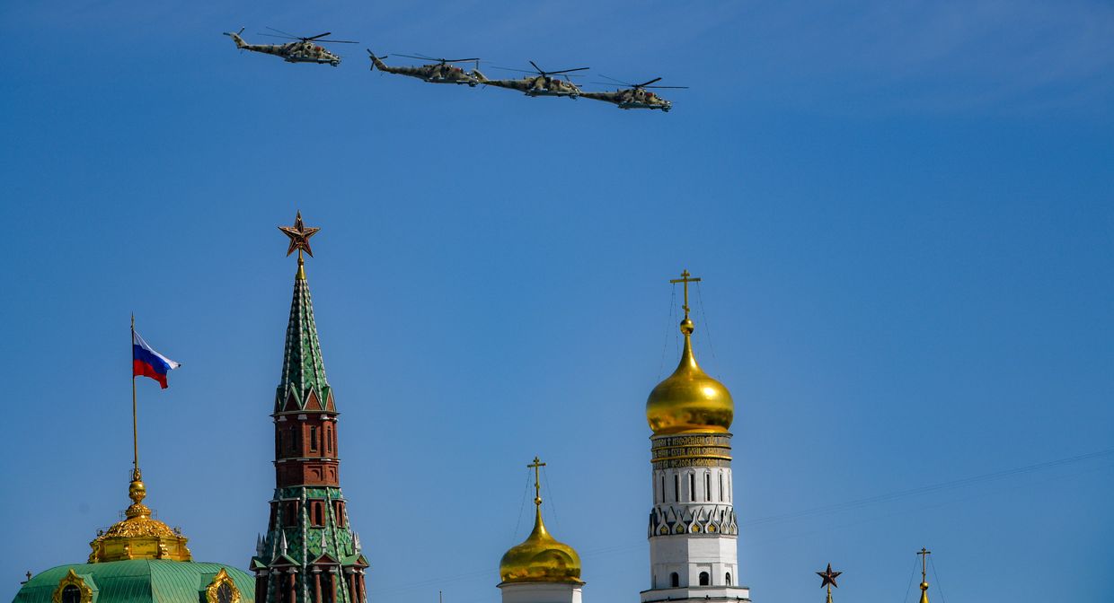 Ударные вертолеты Ми-24П во время воздушной части военного парада, посвященного 73-й годовщине Победы в ВОВ Ударные вертолеты Ми-24П во время воздушной части военного парада, посвященного 73-й годовщине Победы в ВОВ