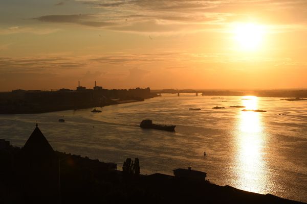 Волга в Нижнем Новгороде на закате