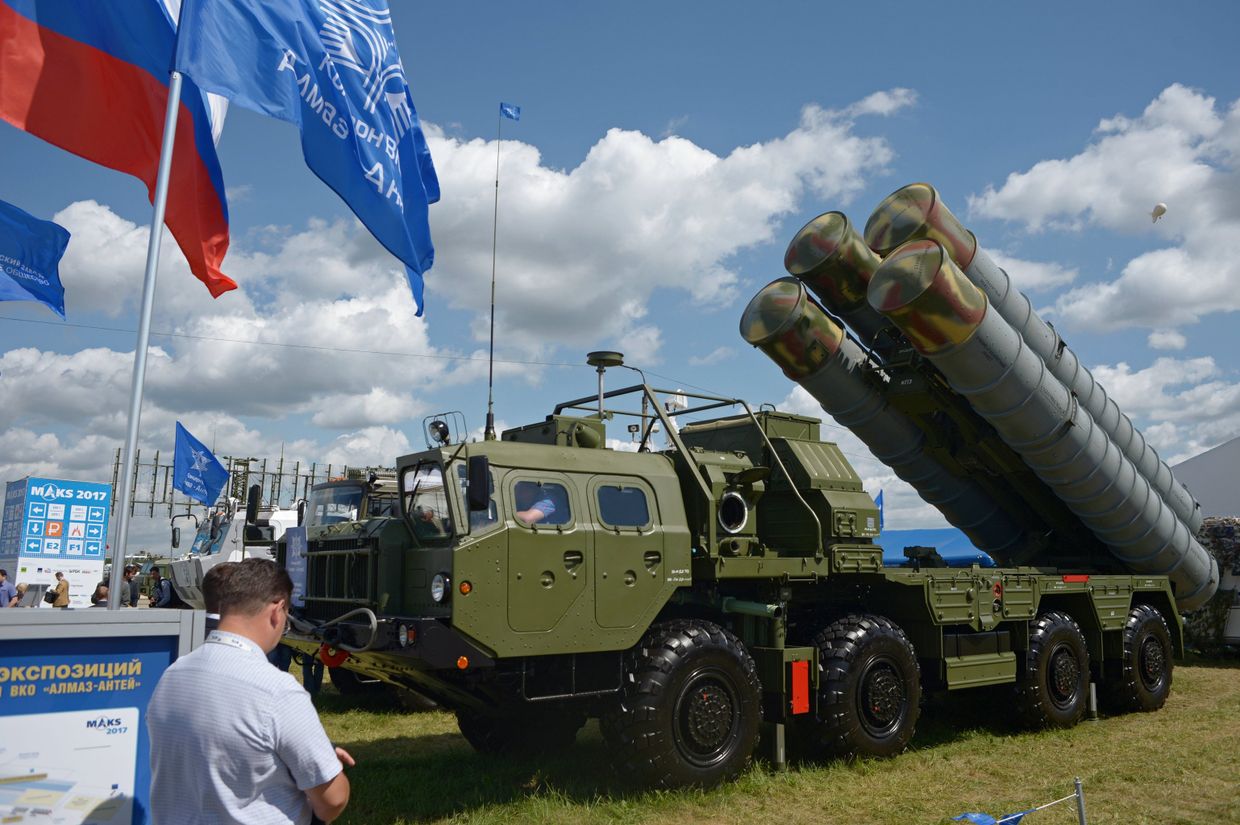 Пусковая установка зенитно-ракетного комплекса С-400 Триумф на Международном авиационно-космическом салоне МАКС-2017