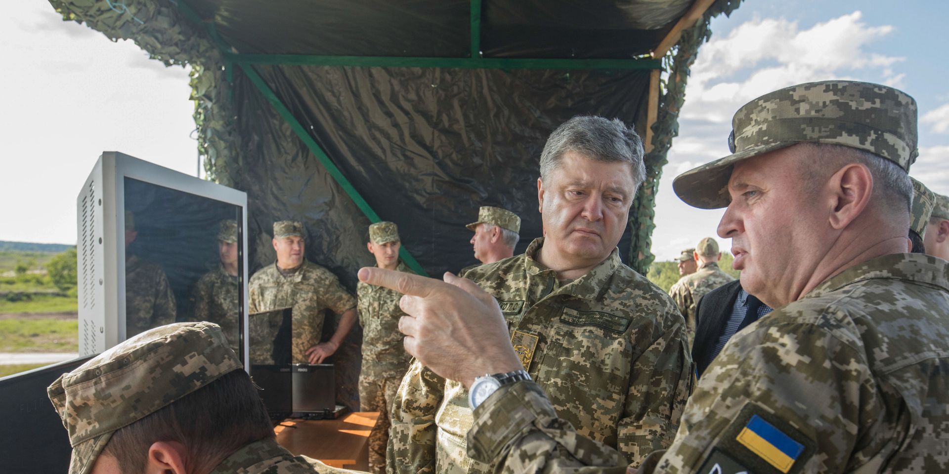 Президент Украины Петр Порошенко и начальник Генерального штаба Вооруженных Сил Украины Виктор Муженко на военном полигоне, где проходят испытания американских противотанковых ракетных комплексов Джавелин. 22 мая 2018 - ИноСМИ, 1920, 26.05.2021