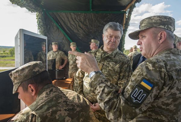 Президент Украины Петр Порошенко и начальник Генерального штаба Вооруженных Сил Украины Виктор Муженко на военном полигоне, где проходят испытания американских противотанковых ракетных комплексов Джавелин. 22 мая 2018