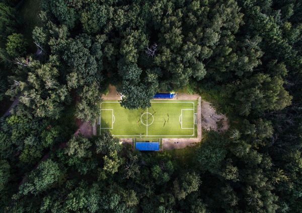 Люди играют в футбол в Нескучном саду в Москве Люди играют в футбол в Нескучном саду в Москве