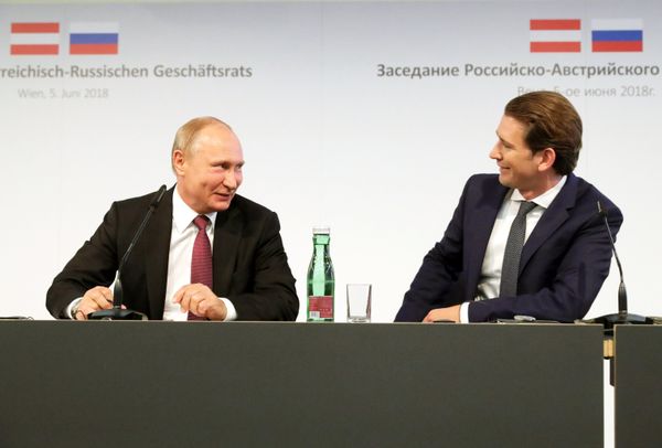 Президент РФ Владимир Путин и Федеральный канцлер Австрии Себастьян Курц во время встречи. 5 июня 2018