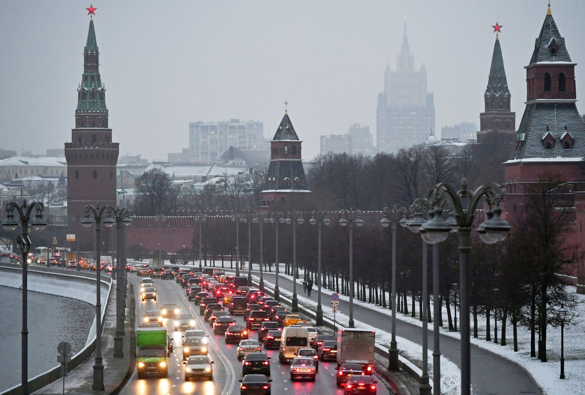 Автомобильное движение на Кремлевской набережной в Москве - ИноСМИ, 1920, 09.09.2021