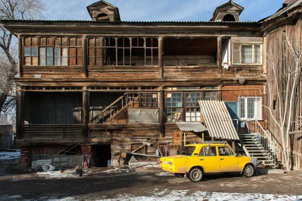 Разрушенный деревянный дом в Астрахани
