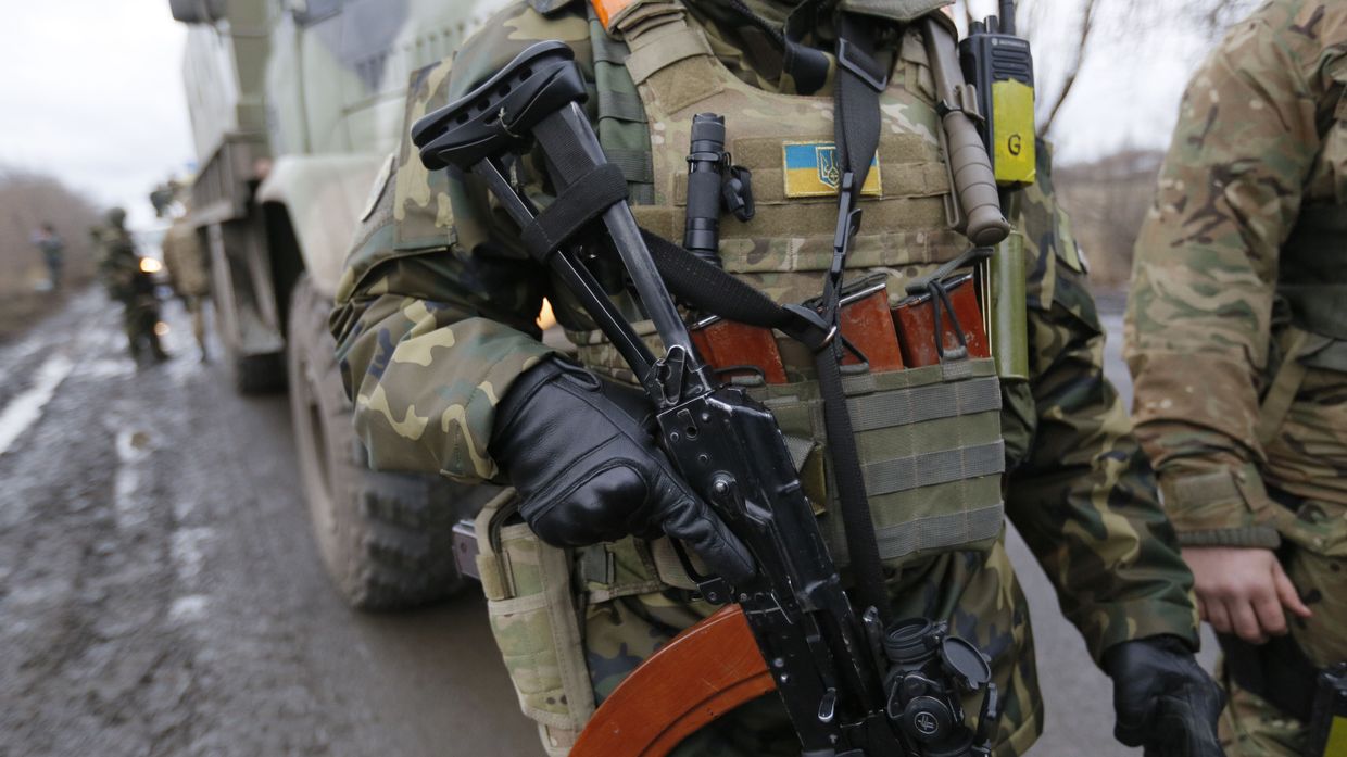 Солдаты украинской правительственной армии в районе возле деревни Дебальцево, Донецкая область
