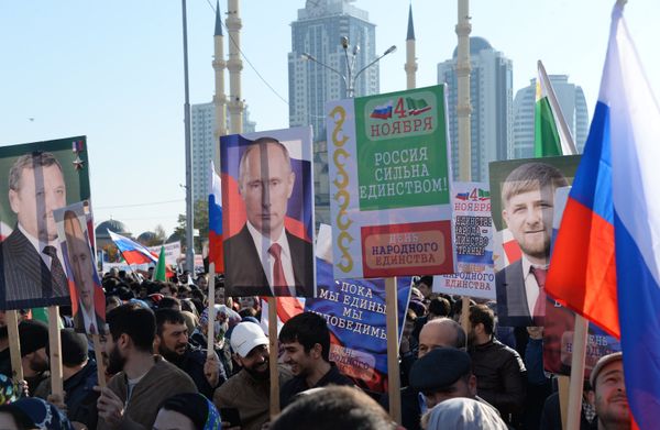 Участники митинга в центре Грозного, посвященного Дню народного единства. 4 ноября 2017 Участники митинга в центре Грозного, посвященного Дню народного единства. 4 ноября 2017