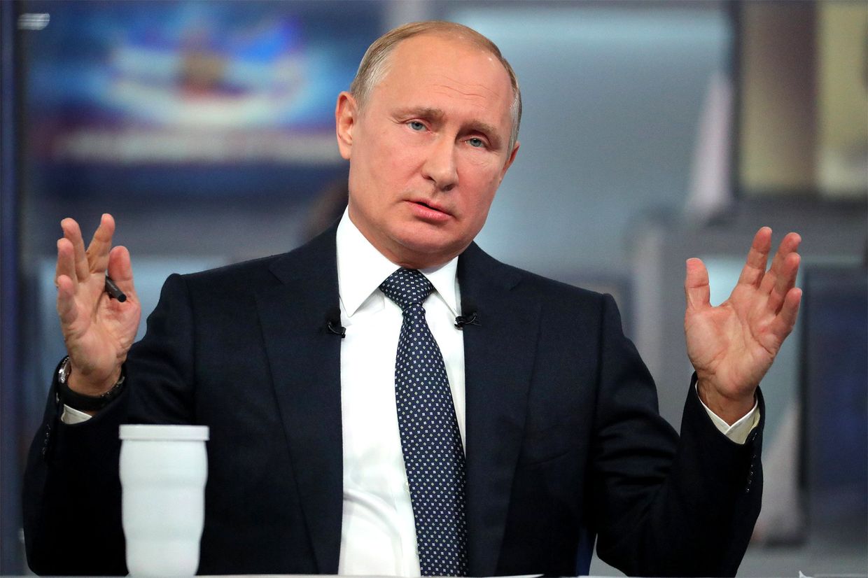 Президент РФ Владимир Путин отвечает на вопросы россиян во время ежегодной специальной программы Прямая линия с Владимиром Путиным. 7 июня 2018