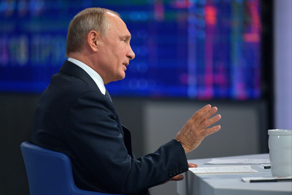 Президент РФ Владимир Путин отвечает на вопросы россиян во время ежегодной специальной программы Прямая линия с Владимиром Путиным. 7 июня 2018 Президент РФ Владимир Путин отвечает на вопросы россиян во время ежегодной специальной программы Прямая линия с Владимиром Путиным. 7 июня 2018