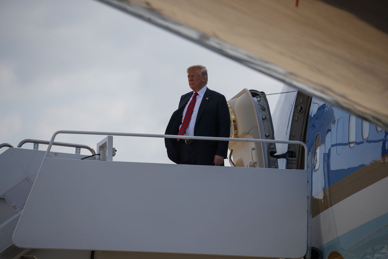 Президент США Дональд Трамп перед вылетом на саммит G7 в Квебеке, Канада. 8 июня 2018