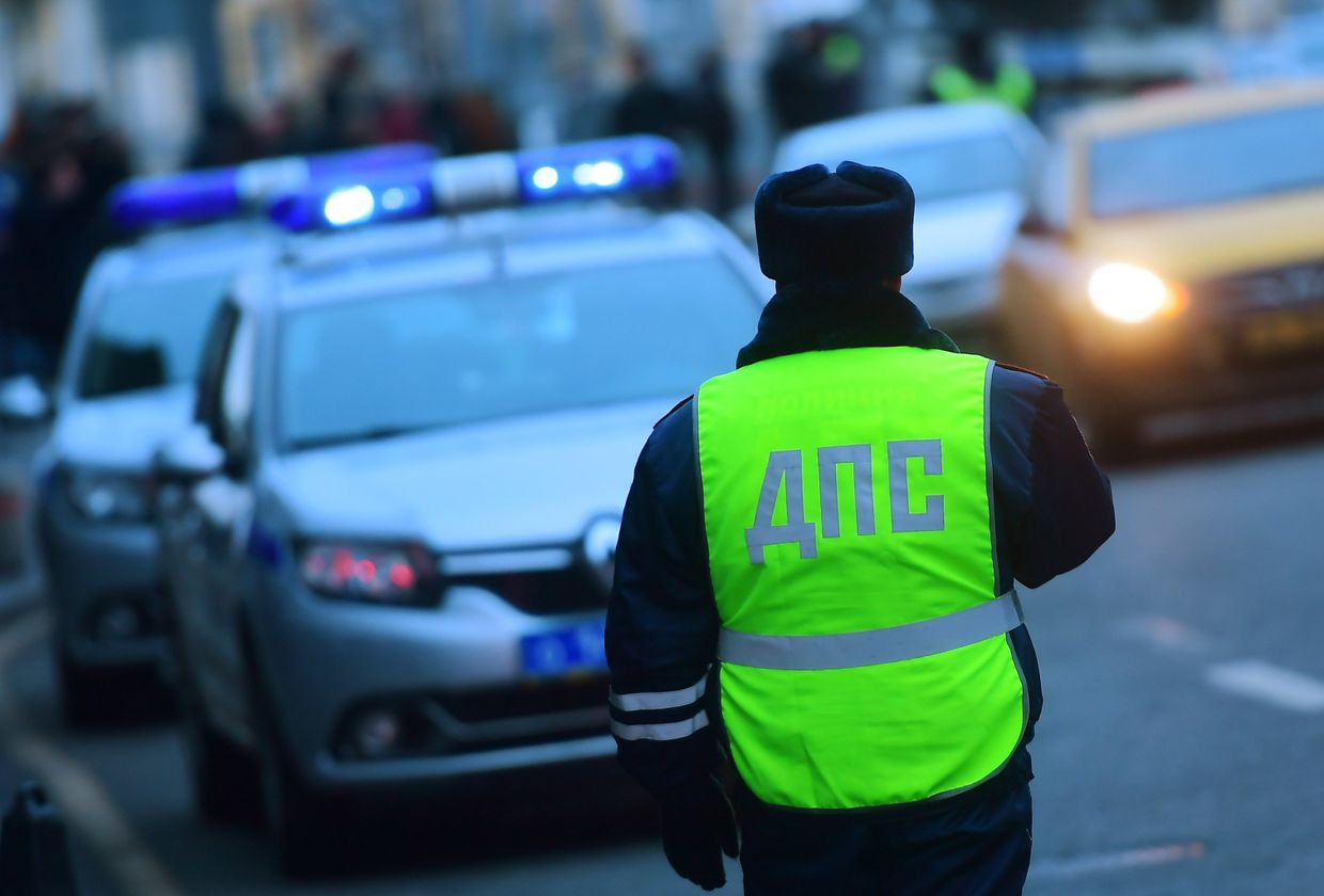 Сотрудник дорожно-патрульной службы на улице Москвы