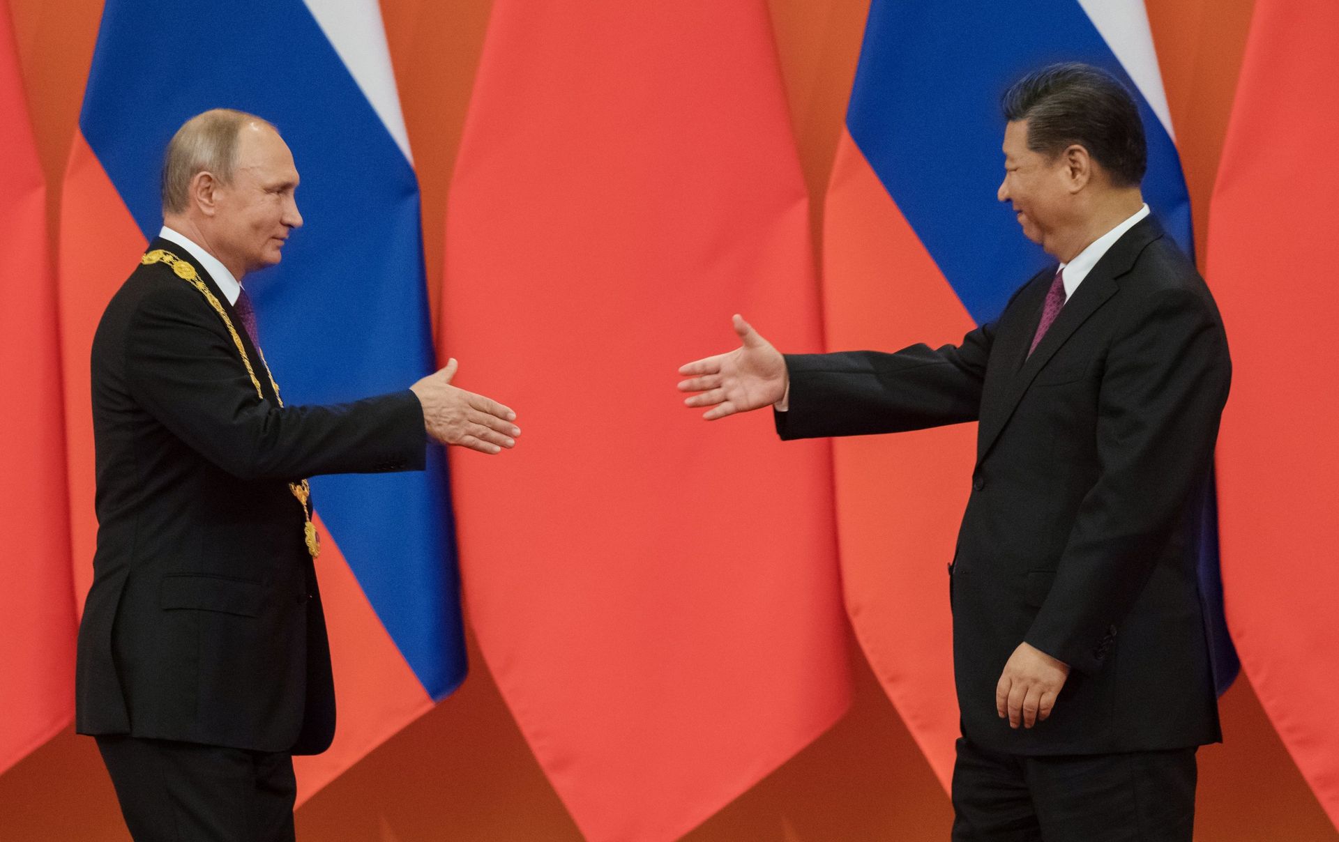 Председатель КНР Си Цзиньпин вручил президенту РФ Владимиру Путину орден Дружбы КНР. 8 июня 2018 - ИноСМИ, 1920, 11.09.2021