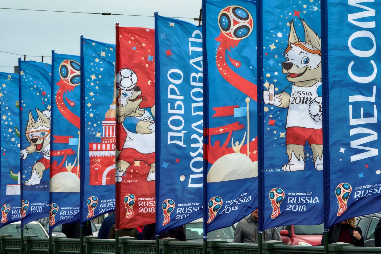 Флаги с символикой чемпионата мира по футболу 2018 на Дворцовом мосту в Санкт-Петербурге