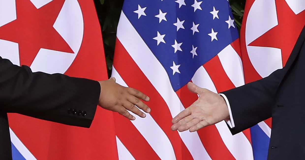 Лидеры США и Северной Кореи обменялись рукопожатием на саммите в Сингапуре
