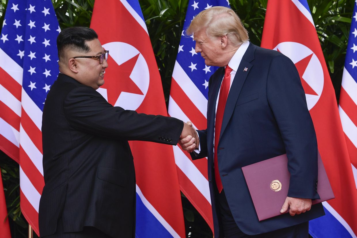 Лидер КНДР Ким Чен Ын и президент США Дональд Трамп во время встречи в Сингапуре. 12 июня 2018