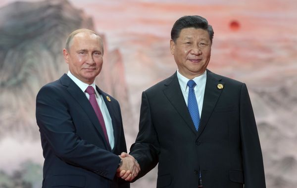 Владимир Путин и председатель КНР Си Цзиньпин перед заседанием Совета ШОС. 10 июня 2018