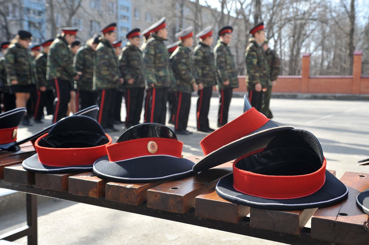 Подготовка кадетов казачьего корпуса к параду в Ростове-на-Дону в честь Дня Победы
