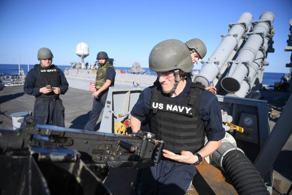 Военнослужащие на ракетном эсминце Porter (DDG 78) 6-го флота США в Средиземном море