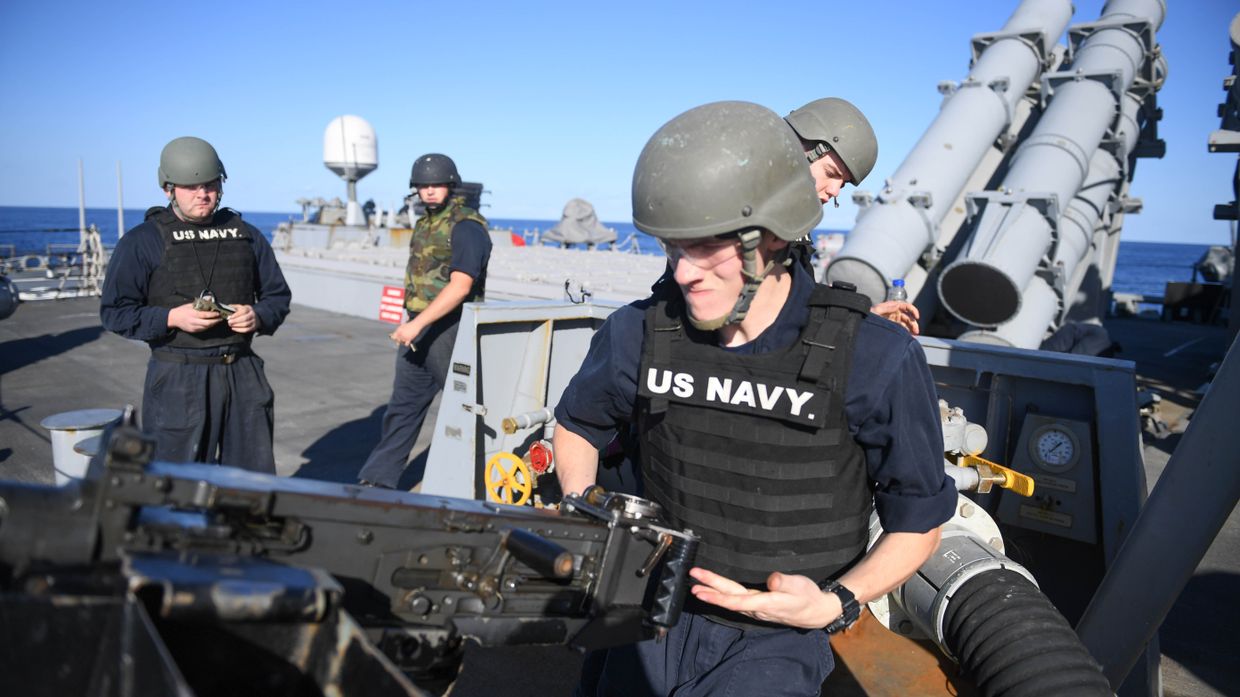 Военнослужащие на ракетном эсминце Porter (DDG 78) 6-го флота США в Средиземном море