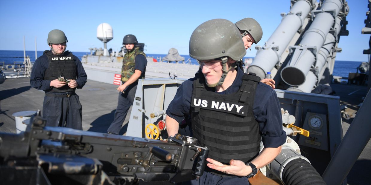 Военнослужащие на ракетном эсминце Porter (DDG 78) 6-го флота США в Средиземном море
