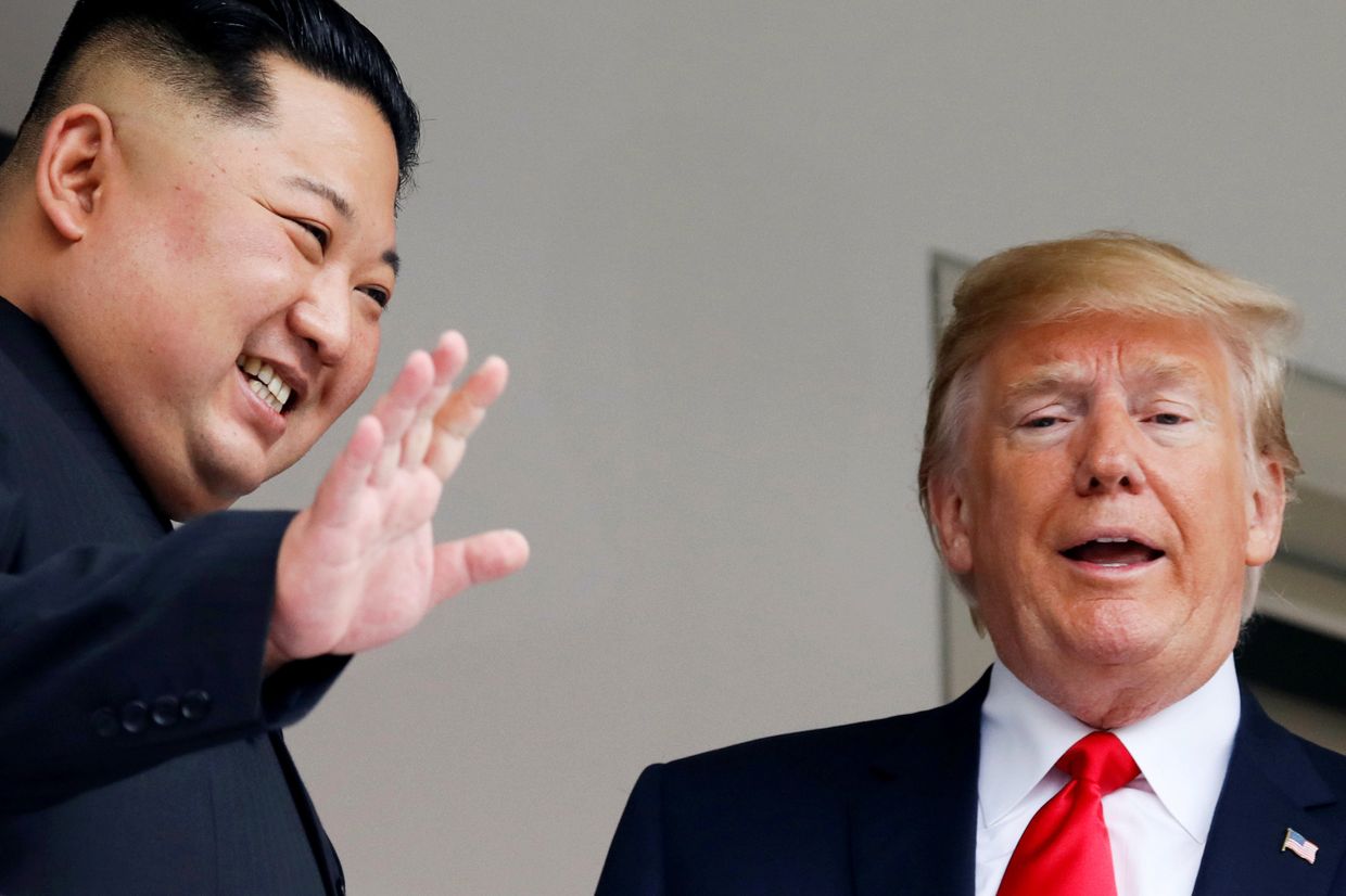 Лидер КНДР Ким Чен Ын и президент США Дональд Трамп во время встречи в Сингапуре