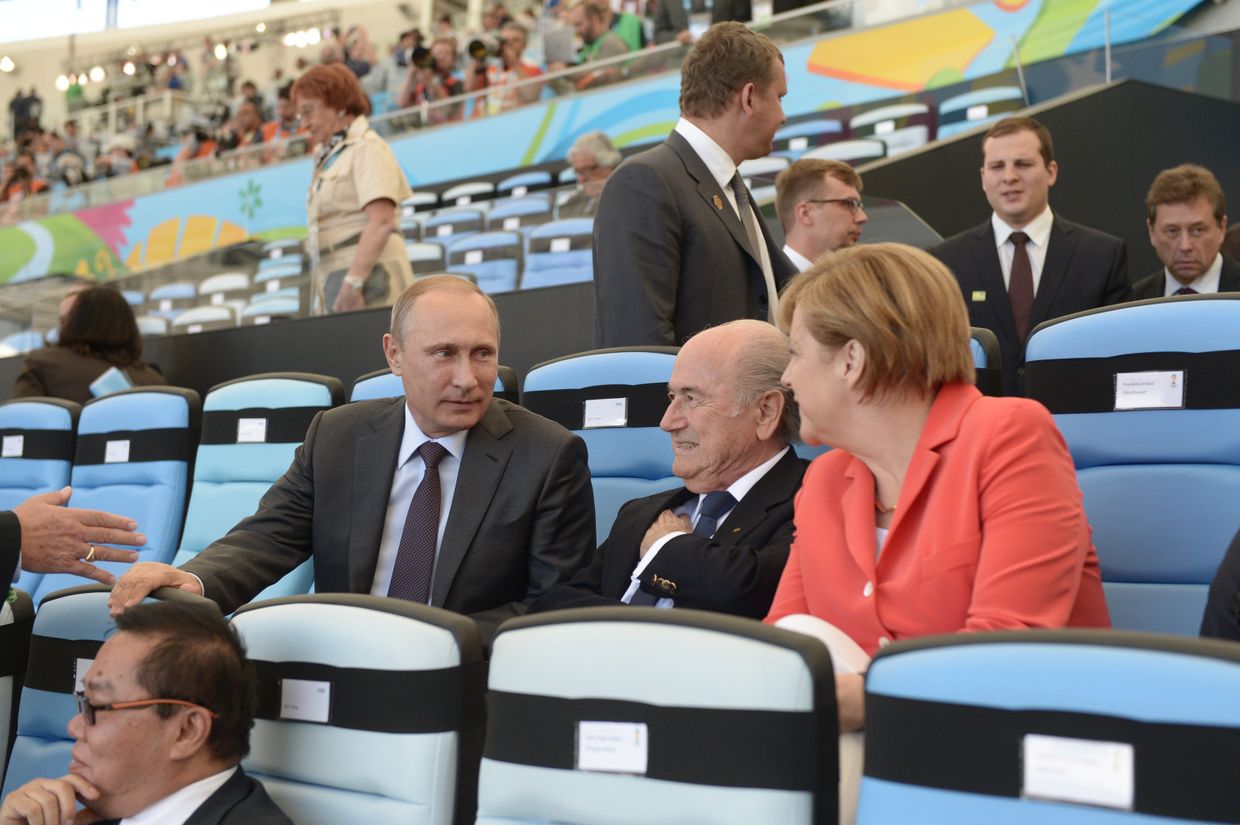 Президент России Владимир Путин, президент Международной федерации футбола (ФИФА) Йозеф Блаттер и канцлер Германии Ангела Меркель (слева направо) во время торжественной церемонии закрытия чемпионата мира по футболу 2014 года стадионе Маракана в Рио-де-Жанейро