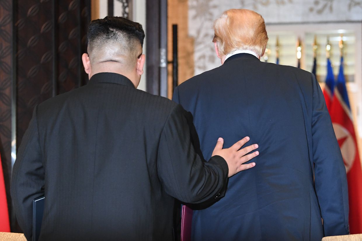 Лидер КНДР Ким Чен Ын и президент США Дональд Трамп после подписания документов по итогам встречи в Сингапуре. 12 июня 2018