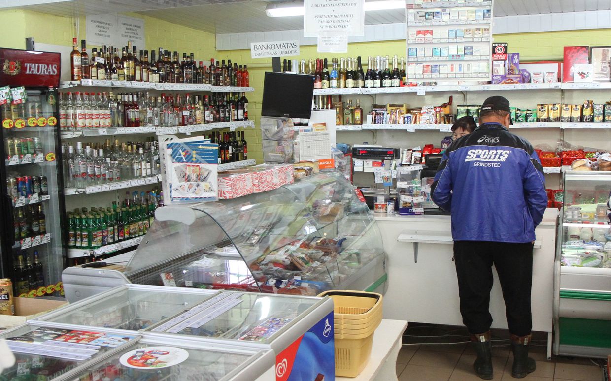 Алкогольные напитки в местном магазине в деревне Дебеикай, Литва
