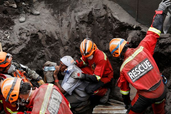 Спасатели во время поиска пострадавших от извержения вулкана Фуэго в Гватемале