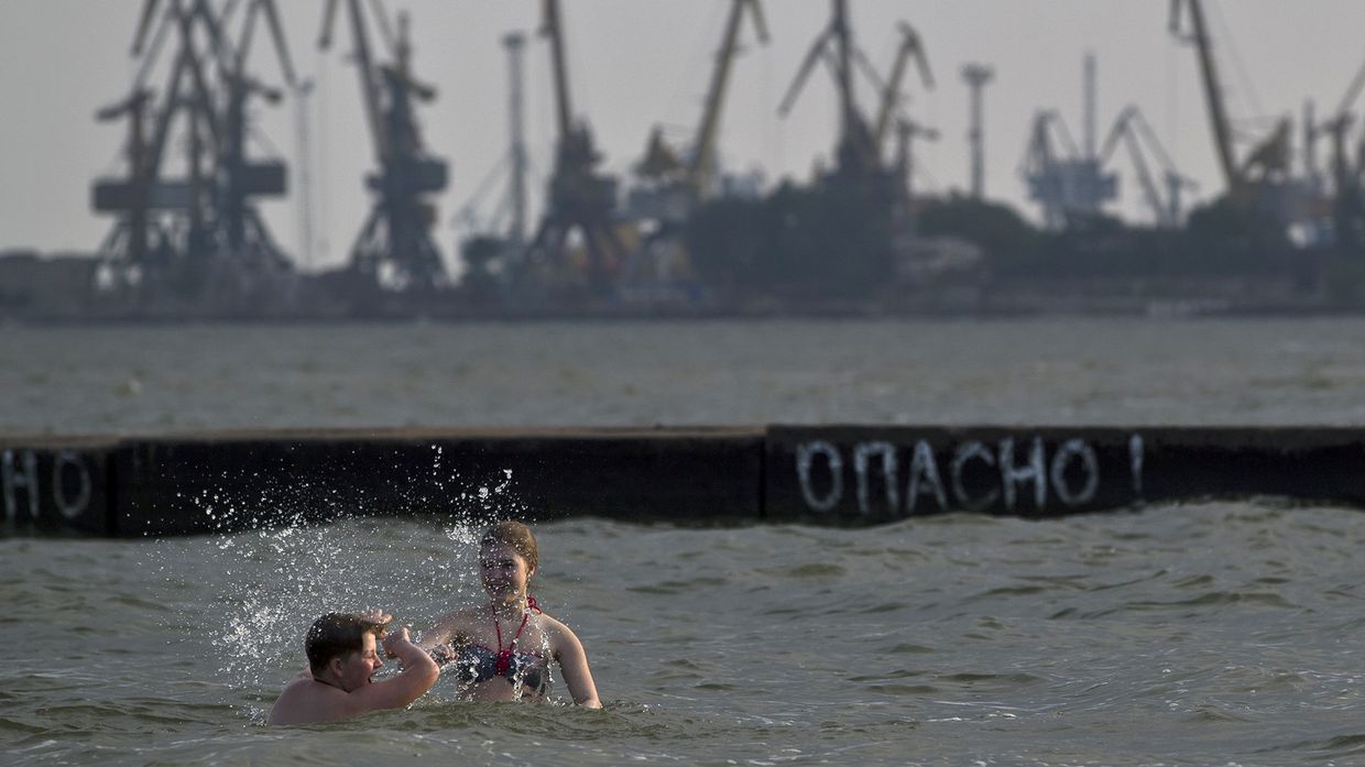 Вид на Мариупольский морской порт на Азовском море, Украина
