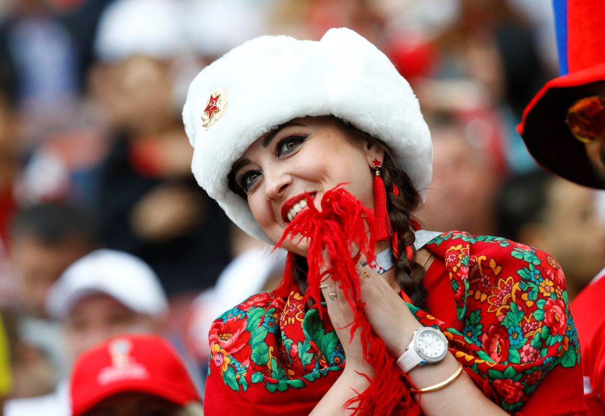Болельщик сборной России перед матчем между командами России и Саудовской Аравии на стадионе Лужники