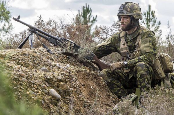 Канадский десантник на военных учениях