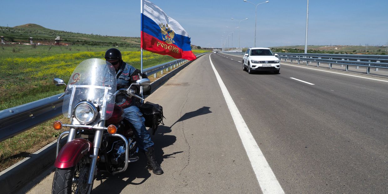 Начало автомобильного движения по Крымскому мосту