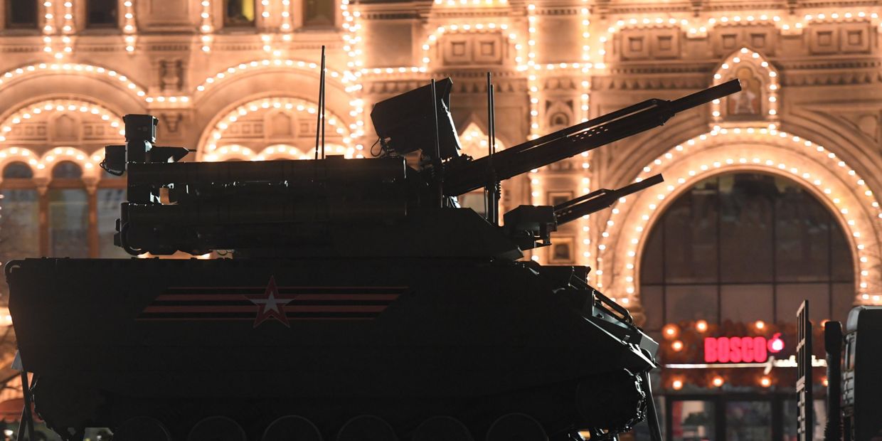 Роботизированный комплекс Уран-9 на ночной репетиции военного парада на Красной площади Роботизированный комплекс Уран-9 на ночной репетиции военного парада на Красной площади