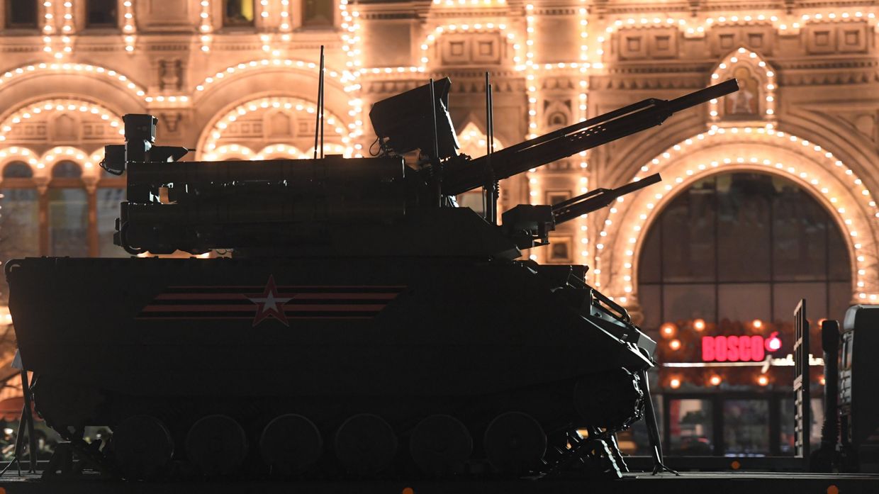 Роботизированный комплекс Уран-9 на ночной репетиции военного парада на Красной площади Роботизированный комплекс Уран-9 на ночной репетиции военного парада на Красной площади