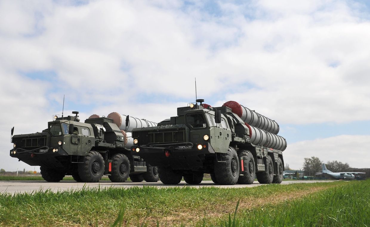 Зенитные ракетные комплексы C-400 во время тренировки парада Победы на военном аэродроме в Ростове-на-Дону