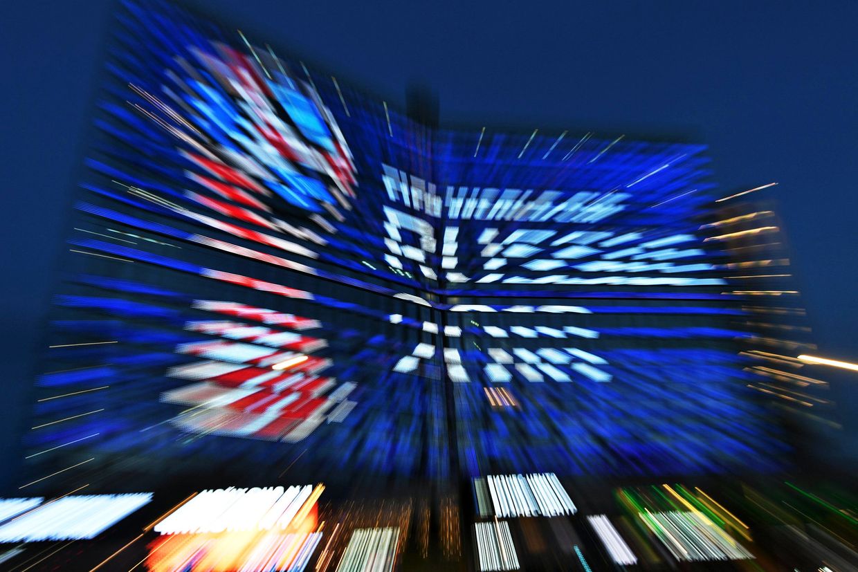 Символика чемпионату мира по футболу FIFA-2018 на домах-книжках на Новом Арбате в Москве Символика чемпионату мира по футболу FIFA-2018 на домах-книжках на Новом Арбате в Москве