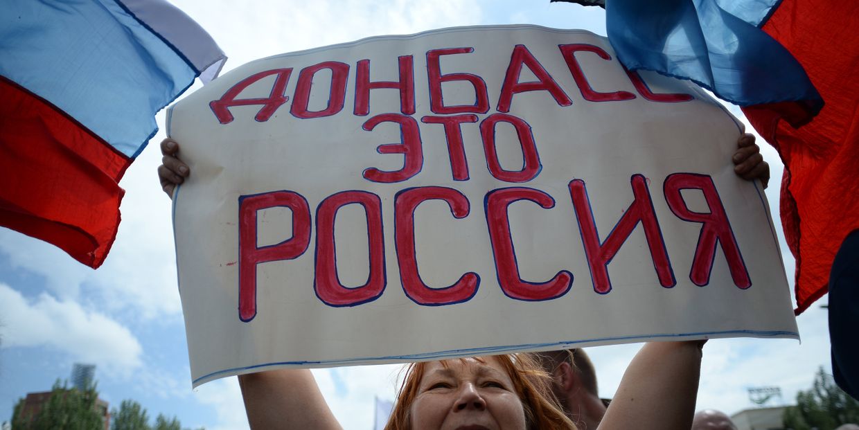 Участники митинга в поддержку Донецкой Народной Республики (ДНР) на площади Ленина в Донецке