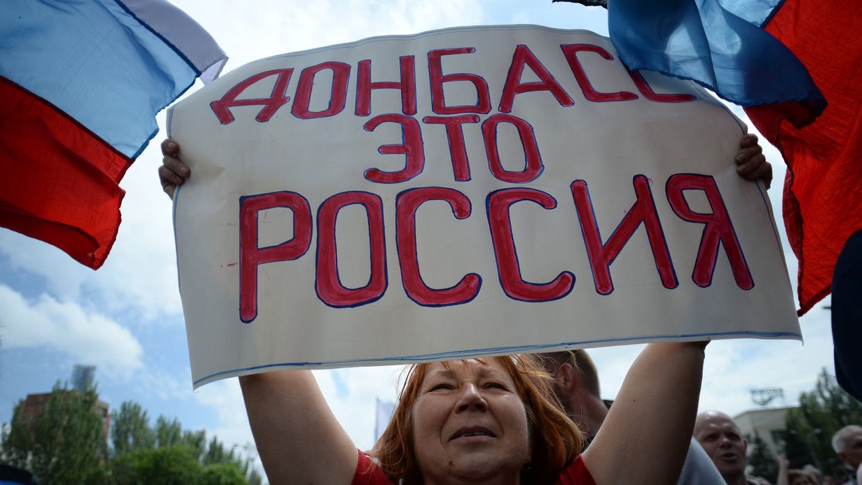 Участники митинга в поддержку Донецкой Народной Республики (ДНР) на площади Ленина в Донецке