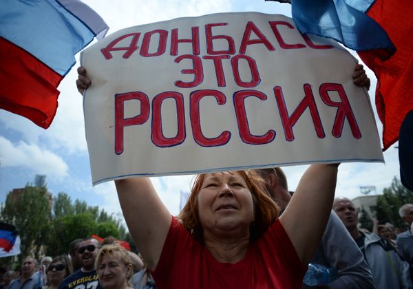 Участники митинга в поддержку Донецкой Народной Республики (ДНР) на площади Ленина в Донецке Участники митинга в поддержку Донецкой Народной Республики (ДНР) на площади Ленина в Донецке